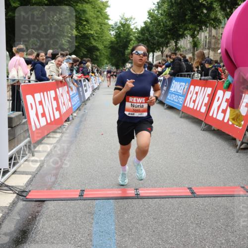 14.06.2026 - REWE Women's Run Strokosch-Dieckow http://msf.ph/oto/9770480 14.06.2026 10:56:41 Ziel 5945, 5953 meine-sportfotos.de