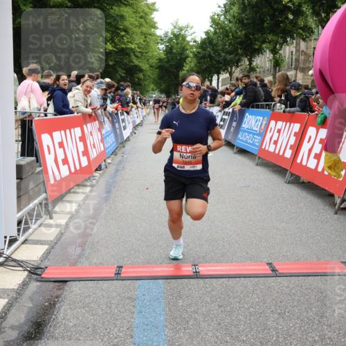 14.06.2026 - REWE Women's Run Strokosch-Dieckow http://msf.ph/oto/9770490 14.06.2026 10:56:41 Ziel 5945, 5953 meine-sportfotos.de