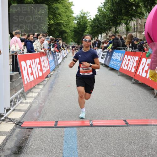 14.06.2026 - REWE Women's Run Strokosch-Dieckow http://msf.ph/oto/9770499 14.06.2026 10:56:41 Ziel 5945, 5953 meine-sportfotos.de