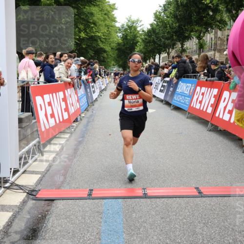 14.06.2026 - REWE Women's Run Strokosch-Dieckow http://msf.ph/oto/9770509 14.06.2026 10:56:41 Ziel 5945, 5953 meine-sportfotos.de