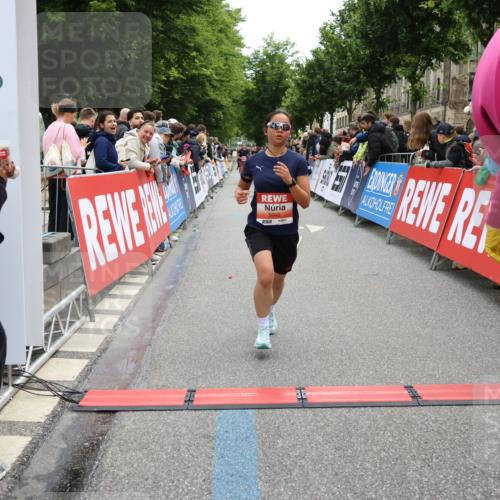 14.06.2026 - REWE Women's Run Strokosch-Dieckow http://msf.ph/oto/9770518 14.06.2026 10:56:41 Ziel 5945, 5953 meine-sportfotos.de