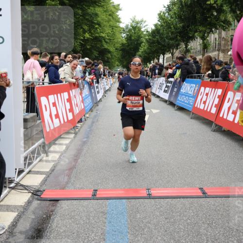 14.06.2026 - REWE Women's Run Strokosch-Dieckow http://msf.ph/oto/9770527 14.06.2026 10:56:41 Ziel 5945, 5953 meine-sportfotos.de