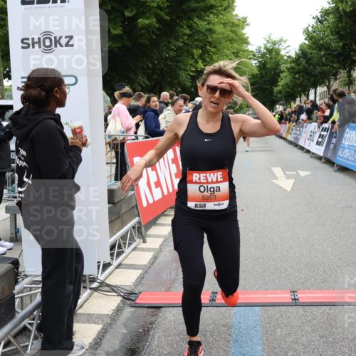 14.06.2026 - REWE Women's Run Strokosch-Dieckow http://msf.ph/oto/9770535 14.06.2026 10:56:37 Ziel 5140, 5945, 5953 meine-sportfotos.de