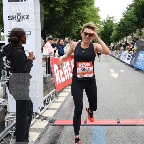14.06.2026 - REWE Women's Run Strokosch-Dieckow http://msf.ph/oto/9770544 14.06.2026 10:56:37 Ziel 5140, 5945, 5953 meine-sportfotos.de