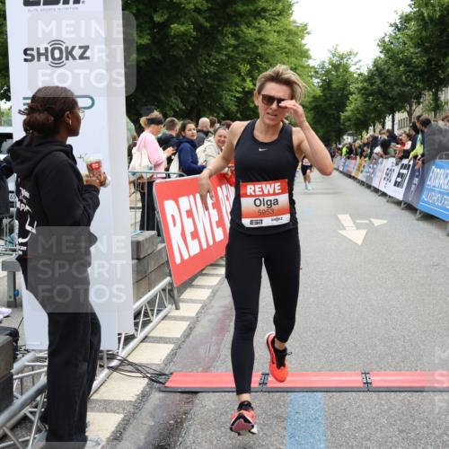 14.06.2026 - REWE Women's Run Strokosch-Dieckow http://msf.ph/oto/9770554 14.06.2026 10:56:37 Ziel 5140, 5945, 5953 meine-sportfotos.de