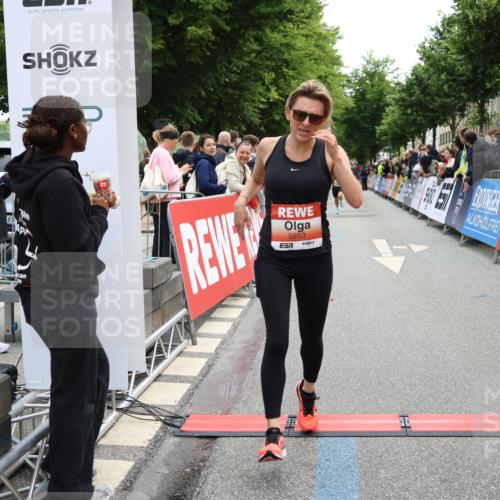14.06.2026 - REWE Women's Run Strokosch-Dieckow http://msf.ph/oto/9770564 14.06.2026 10:56:37 Ziel 5140, 5945, 5953 meine-sportfotos.de
