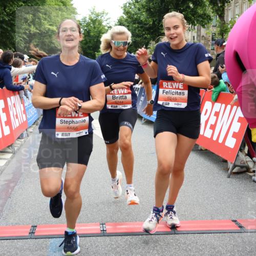 14.06.2026 - REWE Women's Run Strokosch-Dieckow http://msf.ph/oto/9770672 14.06.2026 10:56:28 Ziel 5140, 5244, 5245, 5556, 5818 meine-sportfotos.de