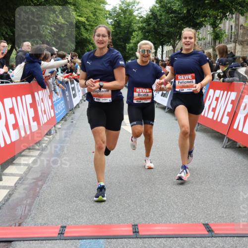 14.06.2026 - REWE Women's Run Strokosch-Dieckow http://msf.ph/oto/9770748 14.06.2026 10:56:28 Ziel 5140, 5244, 5245, 5556, 5818 meine-sportfotos.de