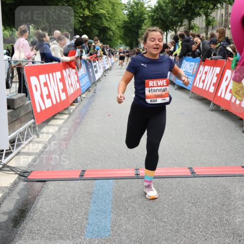 14.06.2026 - REWE Women's Run Strokosch-Dieckow http://msf.ph/oto/9770840 14.06.2026 10:56:19 Ziel 5277, 5451, 5790, 5868 meine-sportfotos.de