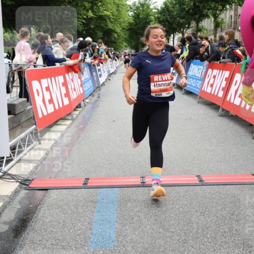14.06.2026 - REWE Women's Run Strokosch-Dieckow http://msf.ph/oto/9770851 14.06.2026 10:56:19 Ziel 5277, 5451, 5790, 5868 meine-sportfotos.de