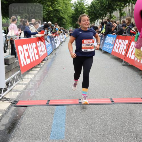 14.06.2026 - REWE Women's Run Strokosch-Dieckow http://msf.ph/oto/9770864 14.06.2026 10:56:19 Ziel 5277, 5451, 5790, 5868 meine-sportfotos.de