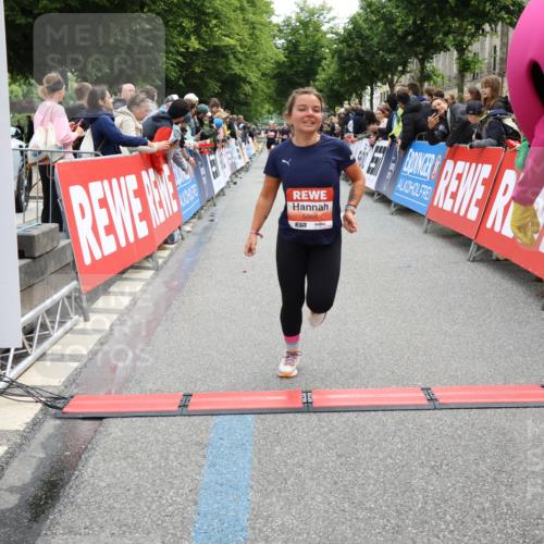 14.06.2026 - REWE Women's Run Strokosch-Dieckow http://msf.ph/oto/9770886 14.06.2026 10:56:19 Ziel 5277, 5451, 5790, 5868 meine-sportfotos.de