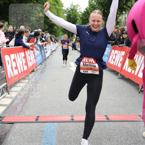 14.06.2026 - REWE Women's Run Strokosch-Dieckow http://msf.ph/oto/9770897 14.06.2026 10:56:17 Ziel 5277, 5451, 5790, 5868 meine-sportfotos.de