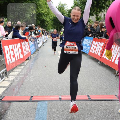 14.06.2026 - REWE Women's Run Strokosch-Dieckow http://msf.ph/oto/9770910 14.06.2026 10:56:17 Ziel 5277, 5451, 5790, 5868 meine-sportfotos.de