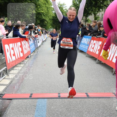 14.06.2026 - REWE Women's Run Strokosch-Dieckow http://msf.ph/oto/9770922 14.06.2026 10:56:17 Ziel 5277, 5451, 5790, 5868 meine-sportfotos.de
