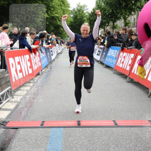 14.06.2026 - REWE Women's Run Strokosch-Dieckow http://msf.ph/oto/9770957 14.06.2026 10:56:17 Ziel 5277, 5451, 5790, 5868 meine-sportfotos.de