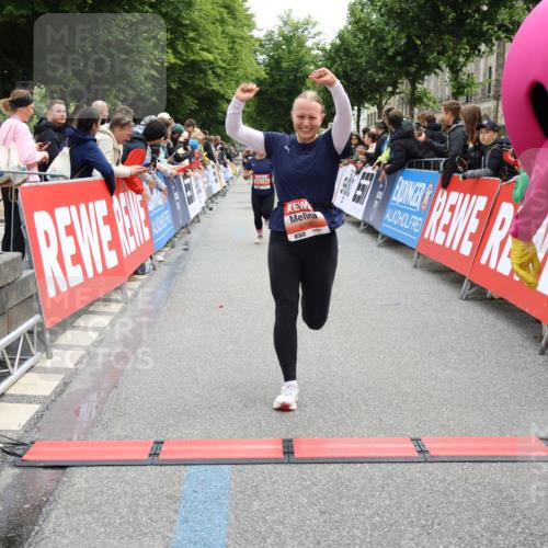 14.06.2026 - REWE Women's Run Strokosch-Dieckow http://msf.ph/oto/9770967 14.06.2026 10:56:16 Ziel 5277, 5451, 5790, 5868 meine-sportfotos.de