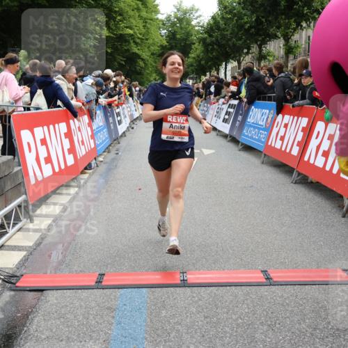 14.06.2026 - REWE Women's Run Strokosch-Dieckow http://msf.ph/oto/9770992 14.06.2026 10:56:14 Ziel 5277, 5451, 5790 meine-sportfotos.de
