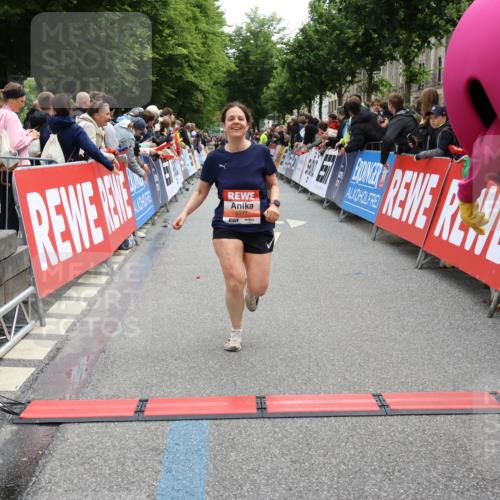 14.06.2026 - REWE Women's Run Strokosch-Dieckow http://msf.ph/oto/9771021 14.06.2026 10:56:14 Ziel 5277, 5451, 5790 meine-sportfotos.de