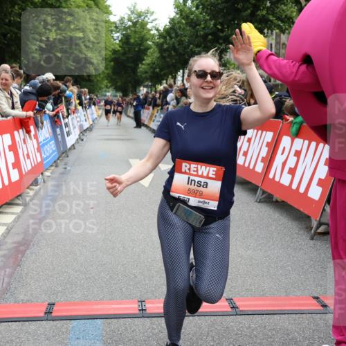 14.06.2026 - REWE Women's Run Strokosch-Dieckow http://msf.ph/oto/9771077 14.06.2026 10:56:05 Ziel 5207, 5527, 5979 meine-sportfotos.de