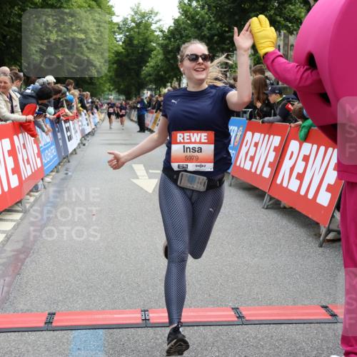 14.06.2026 - REWE Women's Run Strokosch-Dieckow http://msf.ph/oto/9771098 14.06.2026 10:56:04 Ziel 5207, 5527, 5979 meine-sportfotos.de