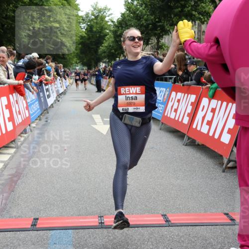 14.06.2026 - REWE Women's Run Strokosch-Dieckow http://msf.ph/oto/9771105 14.06.2026 10:56:04 Ziel 5207, 5527, 5979 meine-sportfotos.de