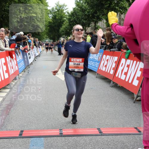 14.06.2026 - REWE Women's Run Strokosch-Dieckow http://msf.ph/oto/9771119 14.06.2026 10:56:04 Ziel 5207, 5527, 5979 meine-sportfotos.de