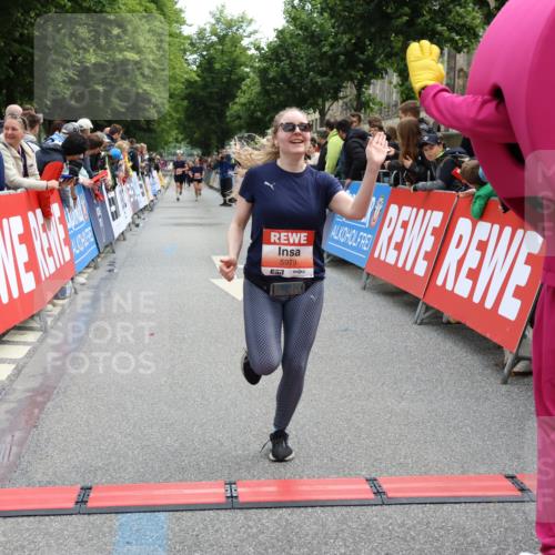 14.06.2026 - REWE Women's Run Strokosch-Dieckow http://msf.ph/oto/9771130 14.06.2026 10:56:04 Ziel 5207, 5527, 5979 meine-sportfotos.de