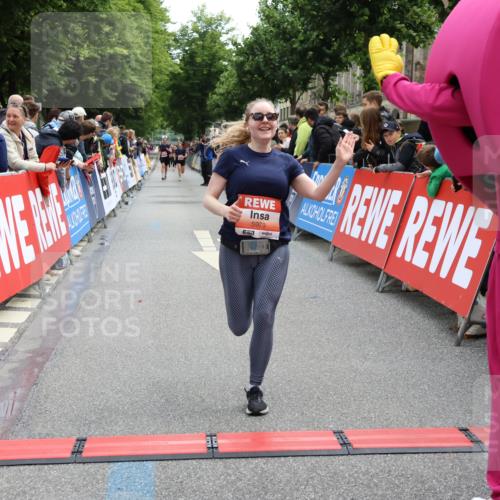 14.06.2026 - REWE Women's Run Strokosch-Dieckow http://msf.ph/oto/9771141 14.06.2026 10:56:04 Ziel 5207, 5527, 5979 meine-sportfotos.de