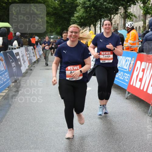 14.06.2026 - REWE Women's Run Strokosch-Dieckow http://msf.ph/oto/9771314 14.06.2026 11:11:11 Ziel 5123, 5254, 5554, 5575, 5606, 5617, 5915, 6027 meine-sportfotos.de