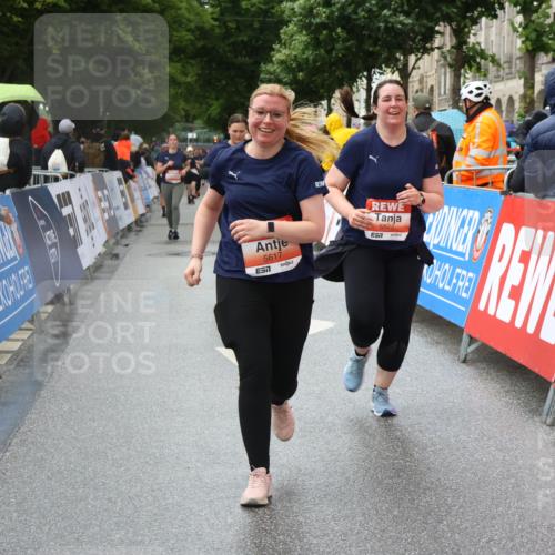 14.06.2026 - REWE Women's Run Strokosch-Dieckow http://msf.ph/oto/9771323 14.06.2026 11:11:11 Ziel 5123, 5254, 5554, 5575, 5606, 5617, 5915, 6027 meine-sportfotos.de