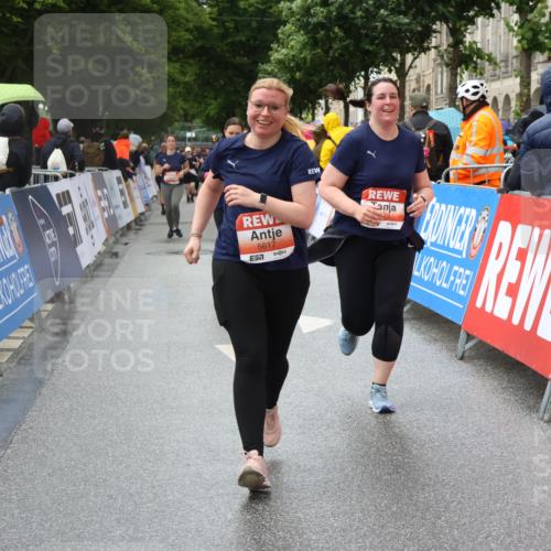 14.06.2026 - REWE Women's Run Strokosch-Dieckow http://msf.ph/oto/9771329 14.06.2026 11:11:11 Ziel 5123, 5254, 5554, 5575, 5606, 5617, 5915, 6027 meine-sportfotos.de