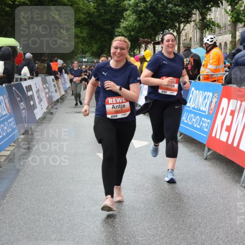 14.06.2026 - REWE Women's Run Strokosch-Dieckow http://msf.ph/oto/9771337 14.06.2026 11:11:11 Ziel 5123, 5254, 5554, 5575, 5606, 5617, 5915, 6027 meine-sportfotos.de