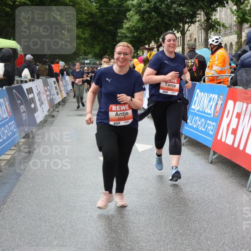 14.06.2026 - REWE Women's Run Strokosch-Dieckow http://msf.ph/oto/9771347 14.06.2026 11:11:11 Ziel 5123, 5254, 5554, 5575, 5606, 5617, 5915, 6027 meine-sportfotos.de