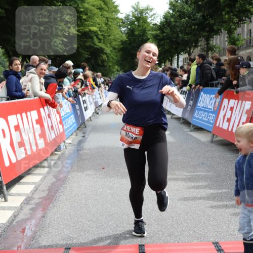 14.06.2026 - REWE Women's Run Strokosch-Dieckow http://msf.ph/oto/9771358 14.06.2026 10:55:48 Ziel 5250, 5695, 5789, 6069 meine-sportfotos.de