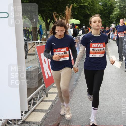 14.06.2026 - REWE Women's Run Strokosch-Dieckow http://msf.ph/oto/9771426 14.06.2026 11:11:03 Ziel 5123, 5254, 5316, 5554, 5606, 5763, 5879, 5915 meine-sportfotos.de