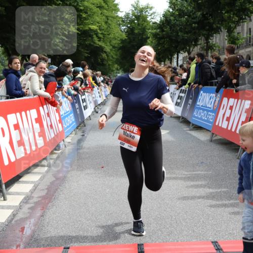 14.06.2026 - REWE Women's Run Strokosch-Dieckow http://msf.ph/oto/9771427 14.06.2026 10:55:48 Ziel 5250, 5695, 5789, 6069 meine-sportfotos.de