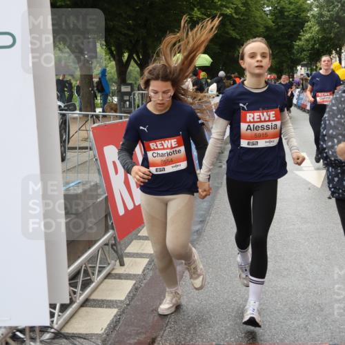14.06.2026 - REWE Women's Run Strokosch-Dieckow http://msf.ph/oto/9771433 14.06.2026 11:11:03 Ziel 5123, 5254, 5316, 5554, 5606, 5763, 5879, 5915 meine-sportfotos.de