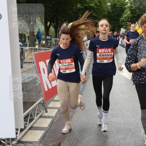 14.06.2026 - REWE Women's Run Strokosch-Dieckow http://msf.ph/oto/9771440 14.06.2026 11:11:03 Ziel 5123, 5254, 5316, 5554, 5606, 5763, 5879, 5915 meine-sportfotos.de