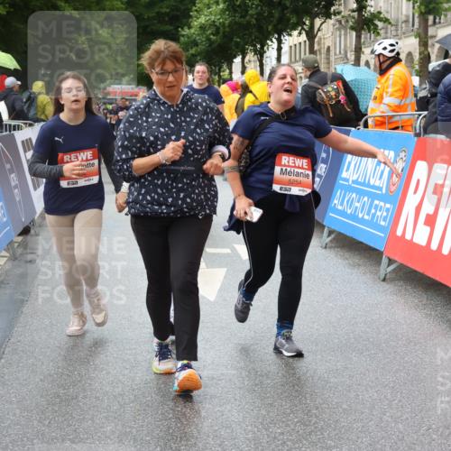 14.06.2026 - REWE Women's Run Strokosch-Dieckow http://msf.ph/oto/9771463 14.06.2026 11:11:02 Ziel 5123, 5254, 5316, 5554, 5724, 5763, 5830, 5831, 5879, 5915 meine-sportfotos.de