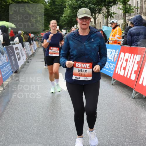 14.06.2026 - REWE Women's Run Strokosch-Dieckow http://msf.ph/oto/9771547 14.06.2026 11:10:58 Ziel 5005, 5120, 5124, 5125, 5126, 5127, 5316, 5724, 5763, 5830, 5831, 5879 meine-sportfotos.de