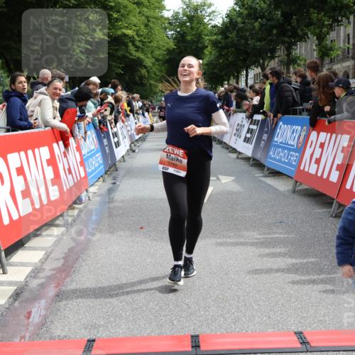 14.06.2026 - REWE Women's Run Strokosch-Dieckow http://msf.ph/oto/9771632 14.06.2026 10:55:48 Ziel 5250, 5695, 5789, 6069 meine-sportfotos.de