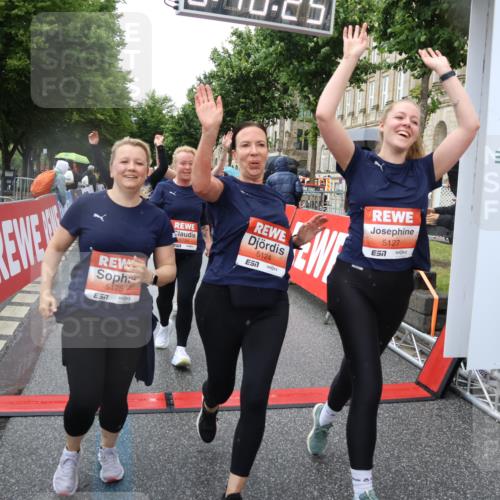 14.06.2026 - REWE Women's Run Strokosch-Dieckow http://msf.ph/oto/9771644 14.06.2026 11:10:53 Ziel 5005, 5028, 5120, 5124, 5125, 5126, 5127, 5724, 5830, 5831 meine-sportfotos.de