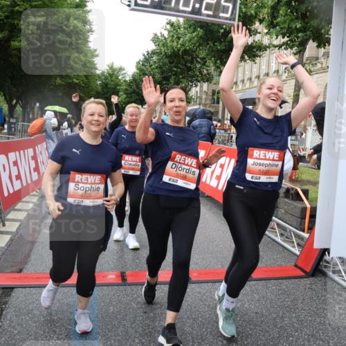 14.06.2026 - REWE Women's Run Strokosch-Dieckow http://msf.ph/oto/9771651 14.06.2026 11:10:53 Ziel 5005, 5028, 5120, 5124, 5125, 5126, 5127, 5724, 5830, 5831 meine-sportfotos.de