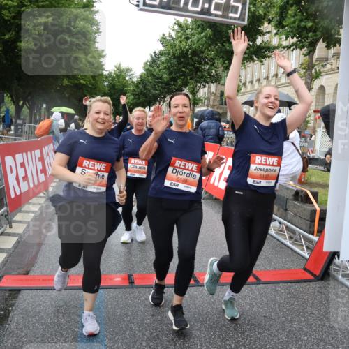 14.06.2026 - REWE Women's Run Strokosch-Dieckow http://msf.ph/oto/9771657 14.06.2026 11:10:53 Ziel 5005, 5028, 5120, 5124, 5125, 5126, 5127, 5724, 5830, 5831 meine-sportfotos.de