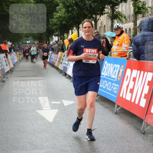 14.06.2026 - REWE Women's Run Strokosch-Dieckow http://msf.ph/oto/9771830 14.06.2026 11:10:30 Ziel 5240, 5787, 5788, 5961 meine-sportfotos.de