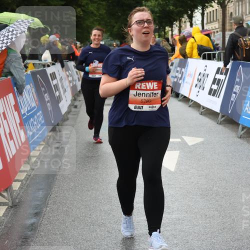 14.06.2026 - REWE Women's Run Strokosch-Dieckow http://msf.ph/oto/9771863 14.06.2026 11:10:23 Ziel 5211, 5240, 5301, 5375, 5698, 5787, 5788 meine-sportfotos.de