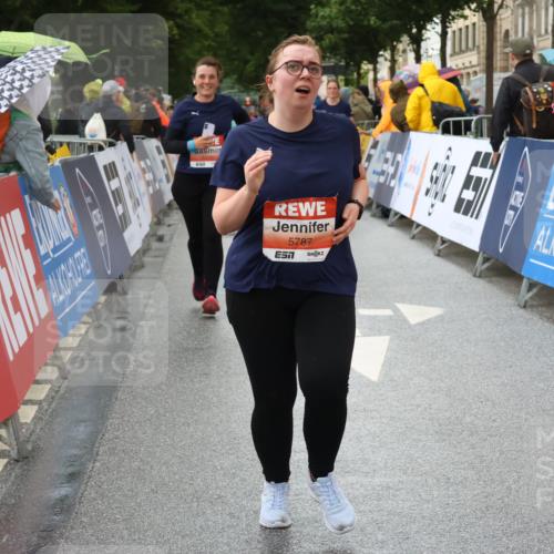 14.06.2026 - REWE Women's Run Strokosch-Dieckow http://msf.ph/oto/9771871 14.06.2026 11:10:23 Ziel 5211, 5240, 5301, 5375, 5698, 5787, 5788 meine-sportfotos.de