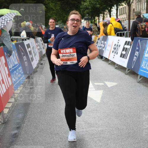 14.06.2026 - REWE Women's Run Strokosch-Dieckow http://msf.ph/oto/9771888 14.06.2026 11:10:23 Ziel 5211, 5240, 5301, 5375, 5698, 5787, 5788 meine-sportfotos.de