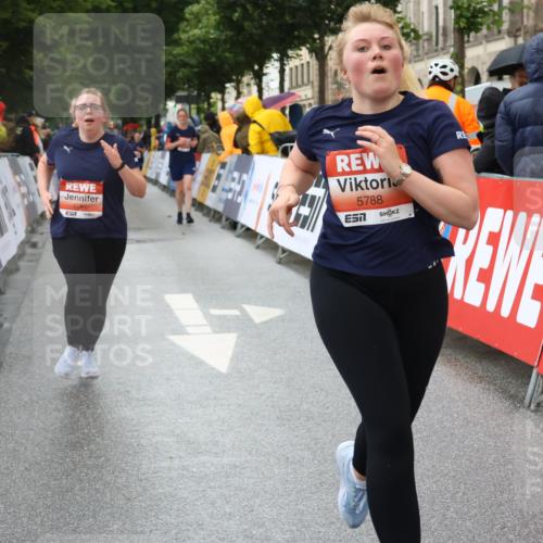 14.06.2026 - REWE Women's Run Strokosch-Dieckow http://msf.ph/oto/9771895 14.06.2026 11:10:22 Ziel 5211, 5240, 5301, 5375, 5698, 5787, 5788, 5974 meine-sportfotos.de